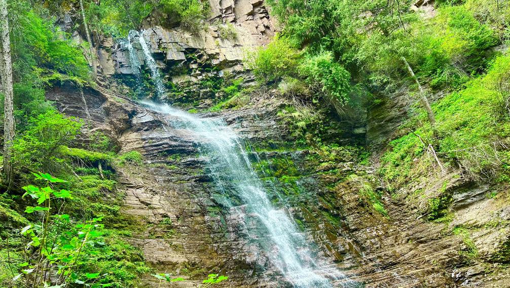 2. Cascades de Jeti-Oguz (cascades des sept taureaux)