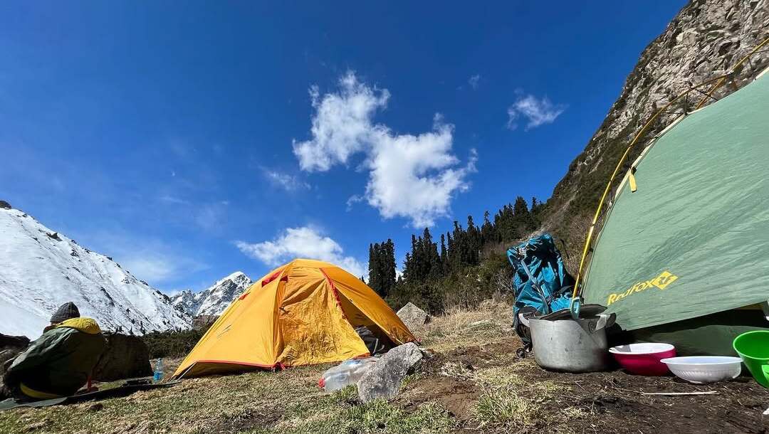 Acogedor campamento de tiendas en el Campamento Sirota con vistas a la montaña
